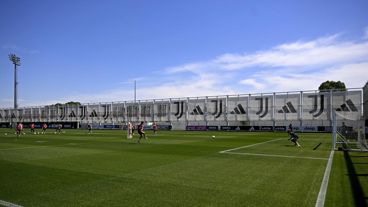 Juve, raduno alla Continassa: pochi tifosi, entusiasmo ai minimi