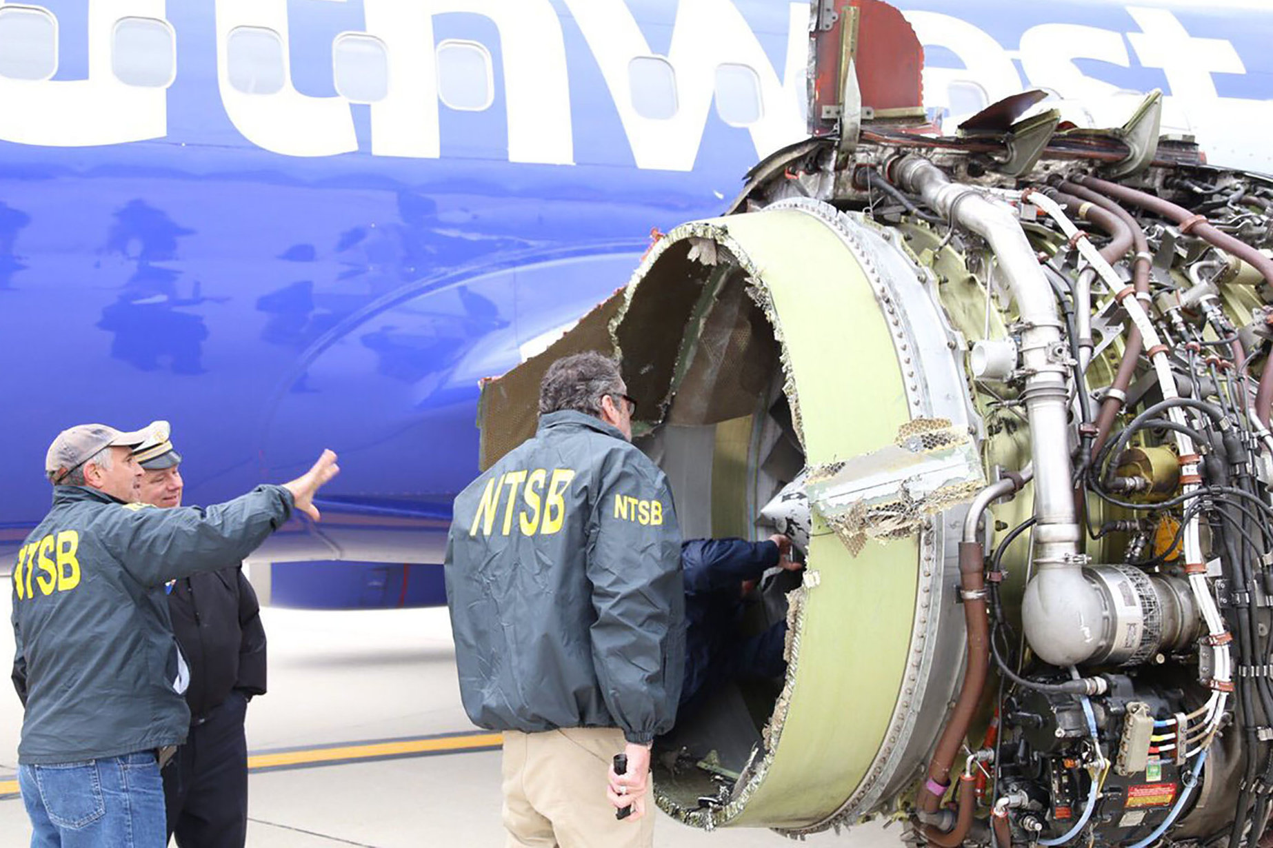Incidente Ryanair, le indagini guardano ai due precedenti sul Boeing 737. L’ipotesi di modifiche ai finestrini e ai motori