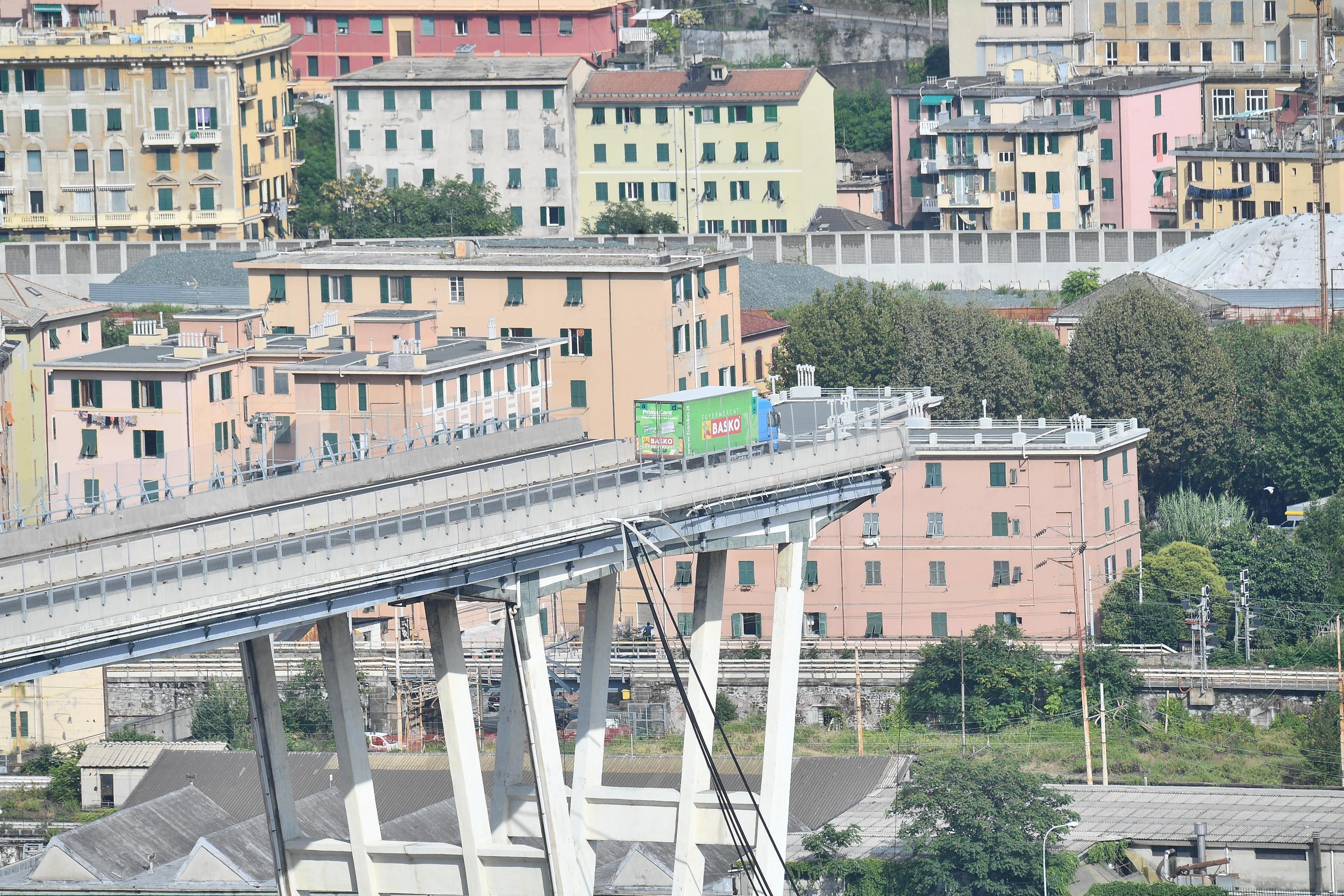 La grande scintilla e poi le urla: «Dio mio, è crollato il Ponte Morandi». Il giorno più nero di Genova