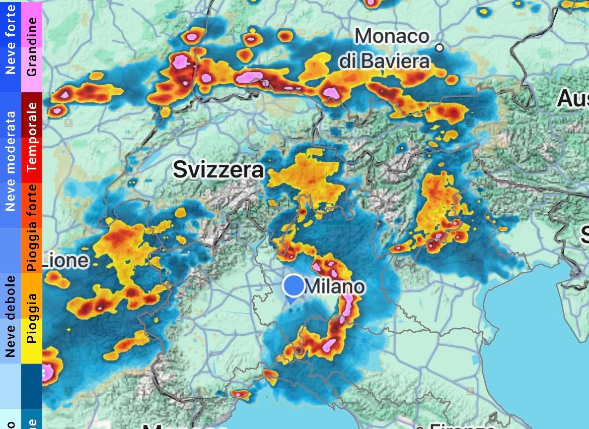 Allerta meteo arancione oggi in Lombardia: possibili temporali violenti con raffiche di vento fino a 150 km/h e grandine. Il Comune: «State lontani da parchi e zone alberate»