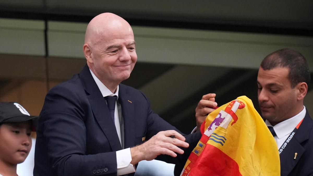 Infantino, conferenze e selfie a pagamento ai Mondiali