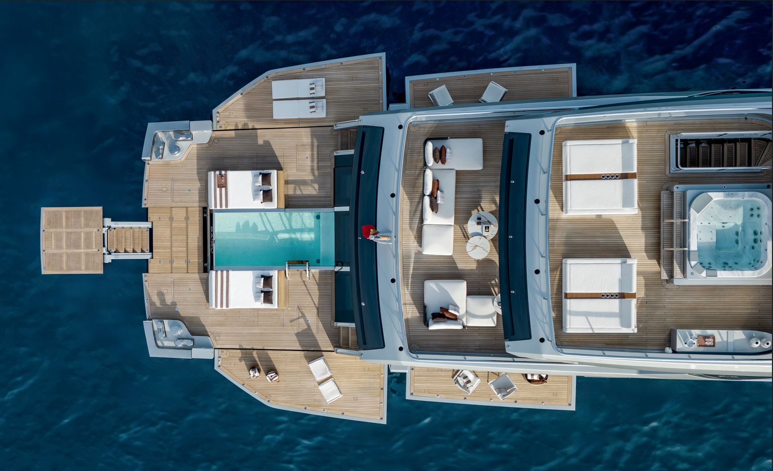 54metri, ecco il gigante del mare firmato Riva: il debutto glamour (ad Amalfi) del super yacht che naviga già nel futuro