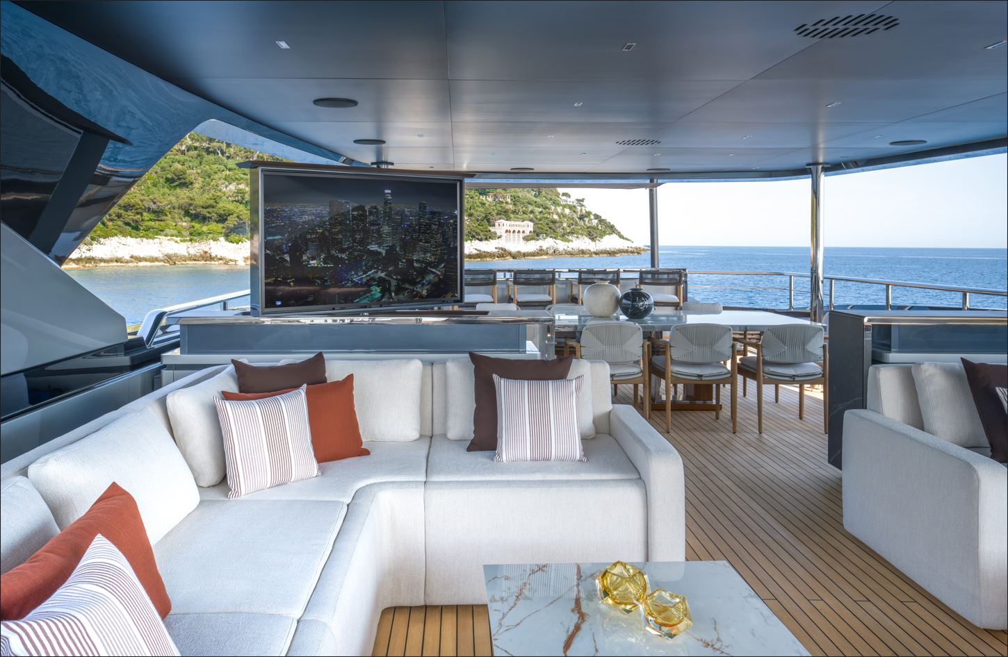 54metri, ecco il gigante del mare firmato Riva: il debutto glamour (ad Amalfi) del super yacht che naviga già nel futuro