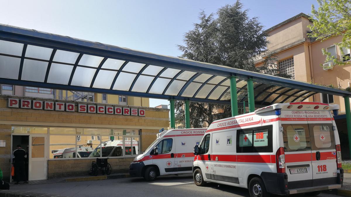 Delirio iperattivo: sintomi, come riconoscerlo e perché è un'emergenza