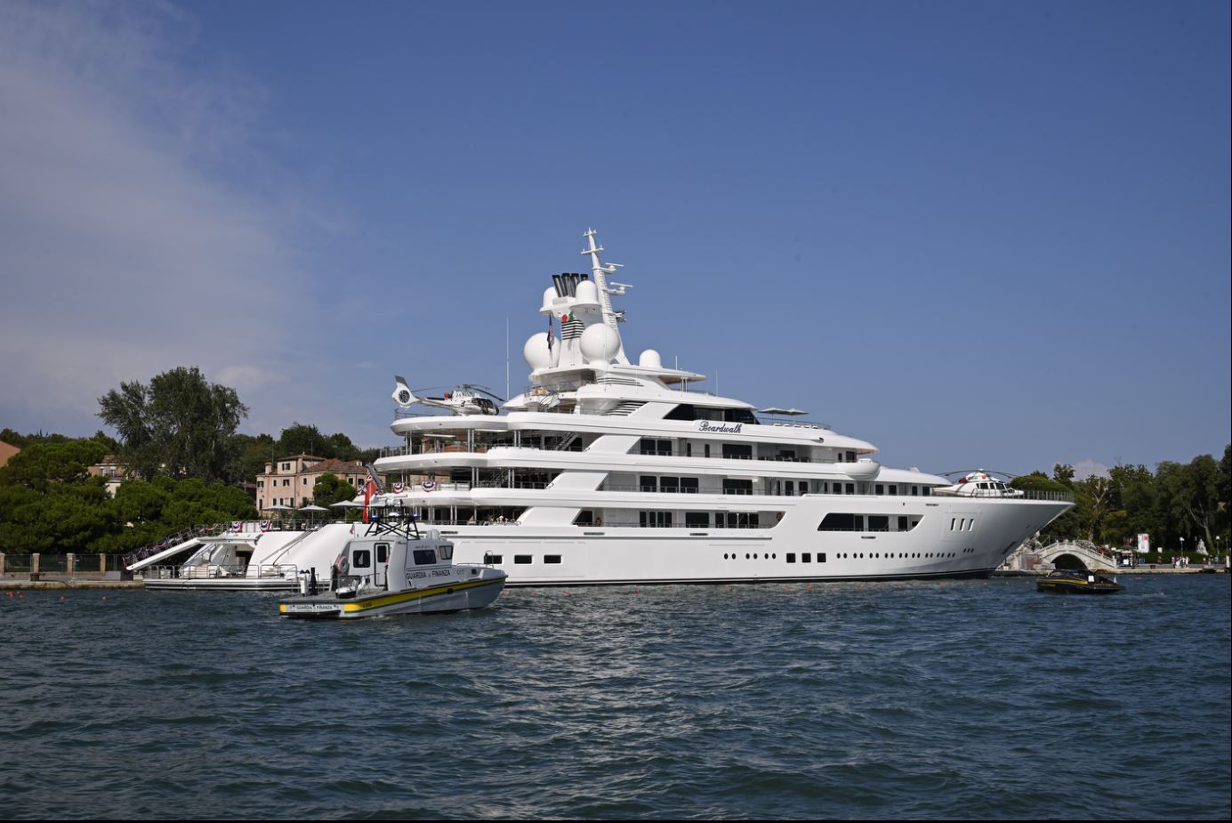 Dentro Boardwalk, il superyacht da 450 milioni del nuovo ambasciatore Usa Tilman Fertitta: a bordo spa, cinema, golf, due eliporti (e un mezzo anfibio)