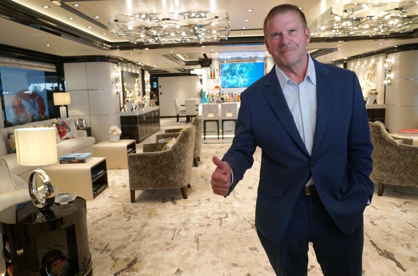 Dentro Boardwalk, il superyacht da 450 milioni del nuovo ambasciatore Usa Tilman Fertitta: a bordo spa, cinema, golf, due eliporti (e un mezzo anfibio)