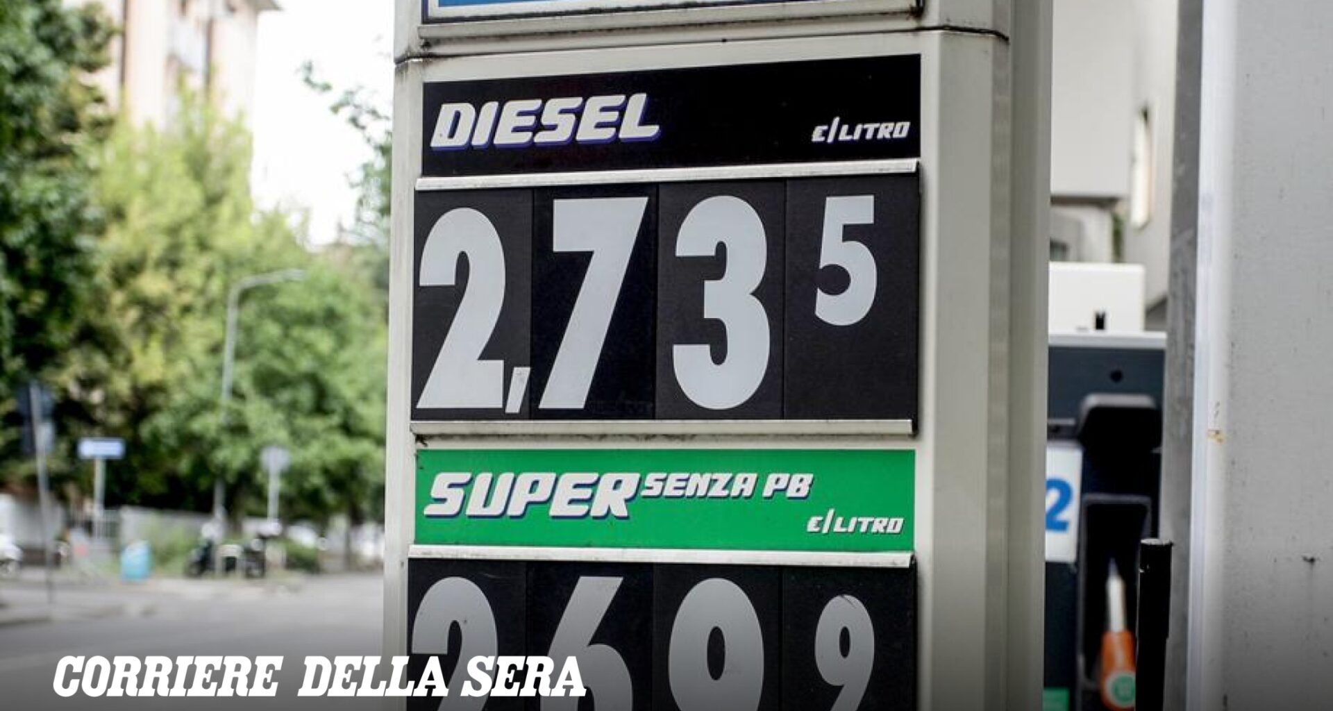 Milano, il distributore di benzina più caro d'Italia (senza self service): diesel a 2,7 euro al litro, verde a 2,69. «Meglio farla in autostrada»