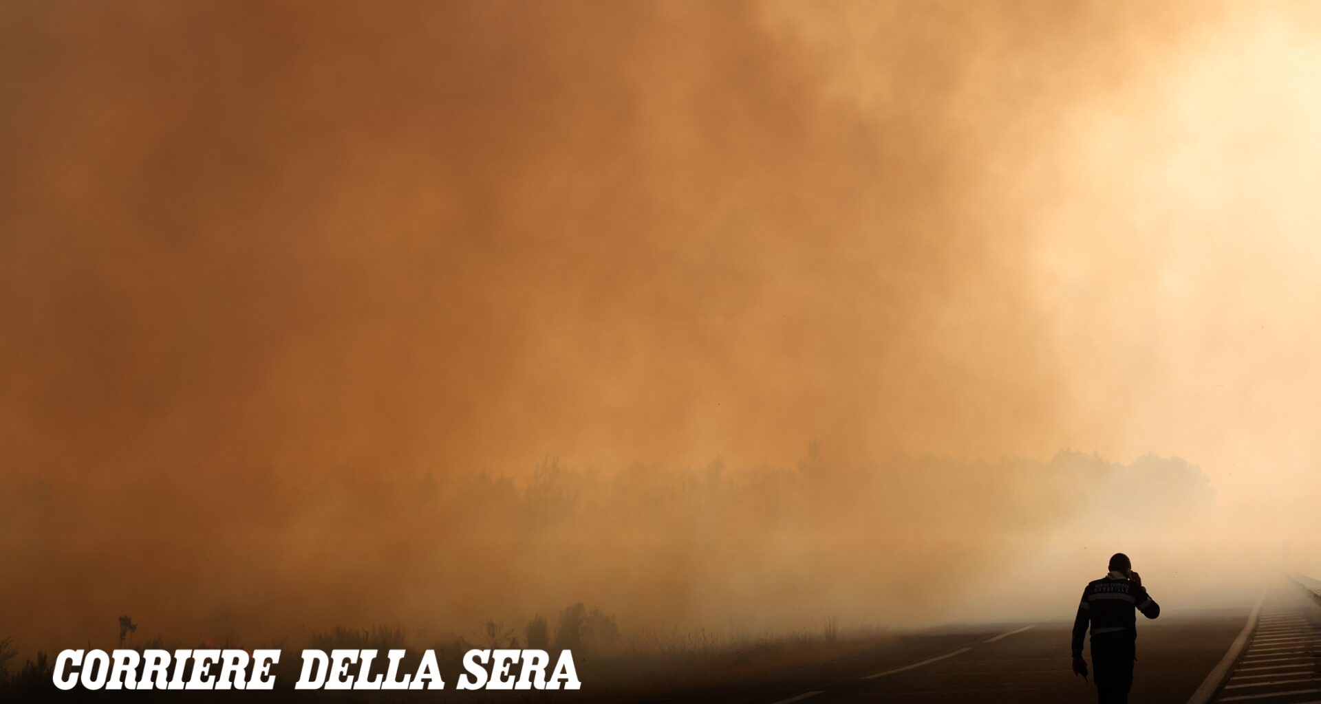 Incendi in Francia, fiamme a 15 chilometri da Bordeaux: 42 mila ettari bruciati. Macron: «Ce la faremo»