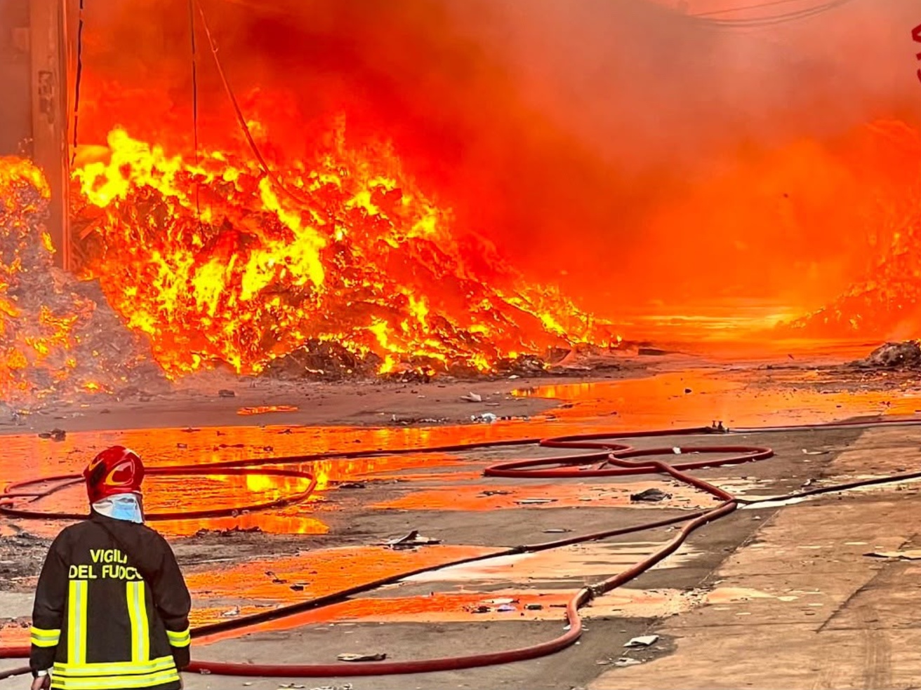 Incendio a Milano, a fuoco la piattaforma ecologica di Novate Milanese. Dodici squadre dei vigili del fuoco al lavoro. Intossicato il custode