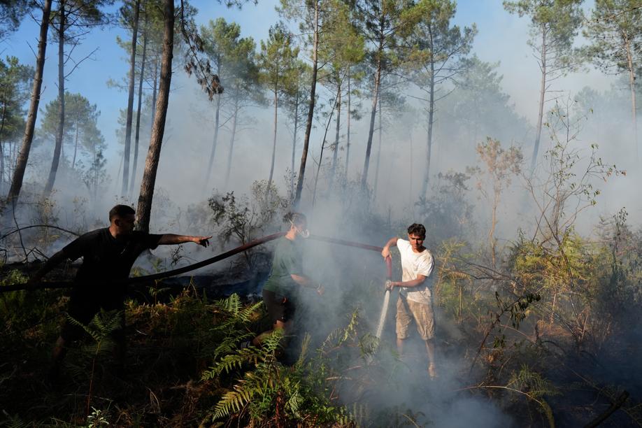 Incendi in Francia, le foto dei roghi che hanno devastato il sud-ovest del Paese