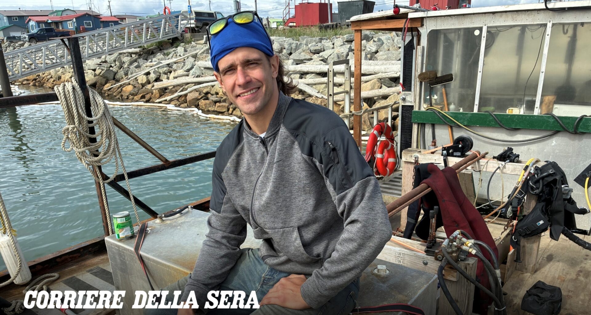 Sette ore in acque a zero gradi per un chilo d’oro: la scommessa di Zakharia Bloom nel Mare di Bering, sulle orme dei pionieri