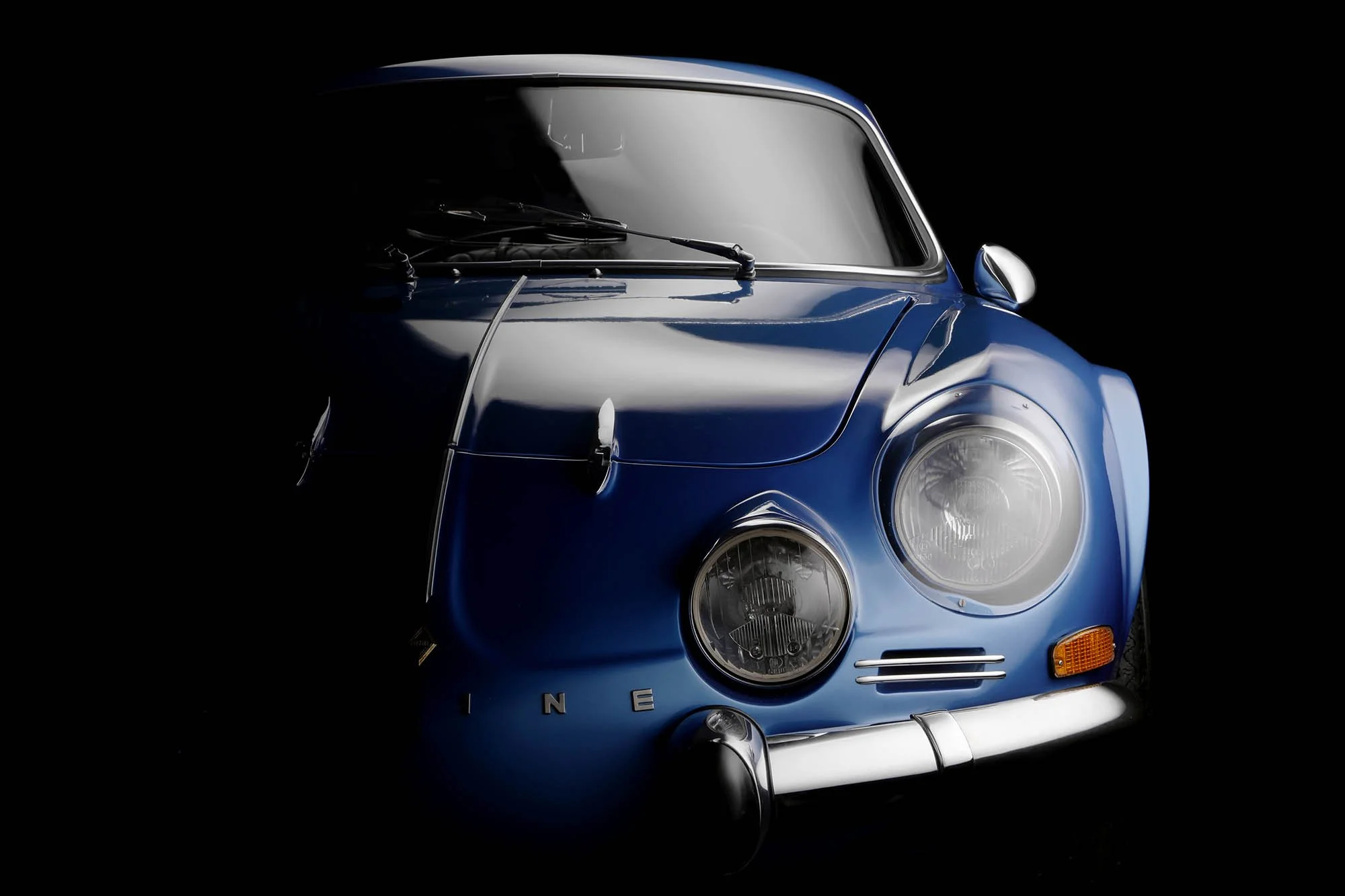 Alpine festeggia 70 anni con un libro fotografico d'artista
