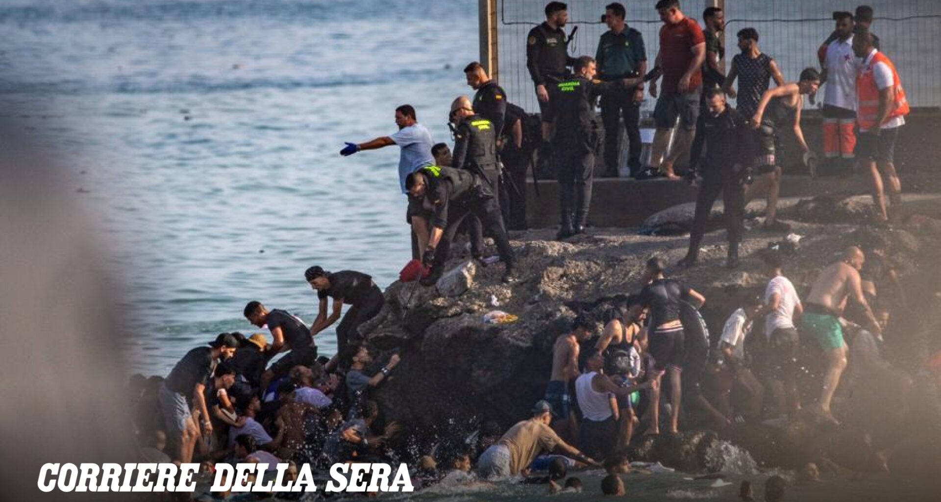 Migranti a Ceuta dal Marocco, le notizie in diretta | Circa 50mila migranti arrivati in un giorno. I morti sono 41. Von der Leyen: «Inaccettabile». Sanchez: «Violata integrità territoriale»