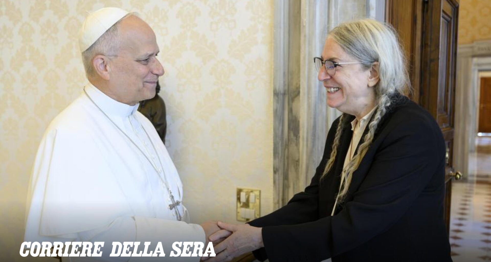 Papa Leone riceve Patti Smith in Vaticano, il siparietto tra i due americani di Chicago: «Parli inglese, vero?»
