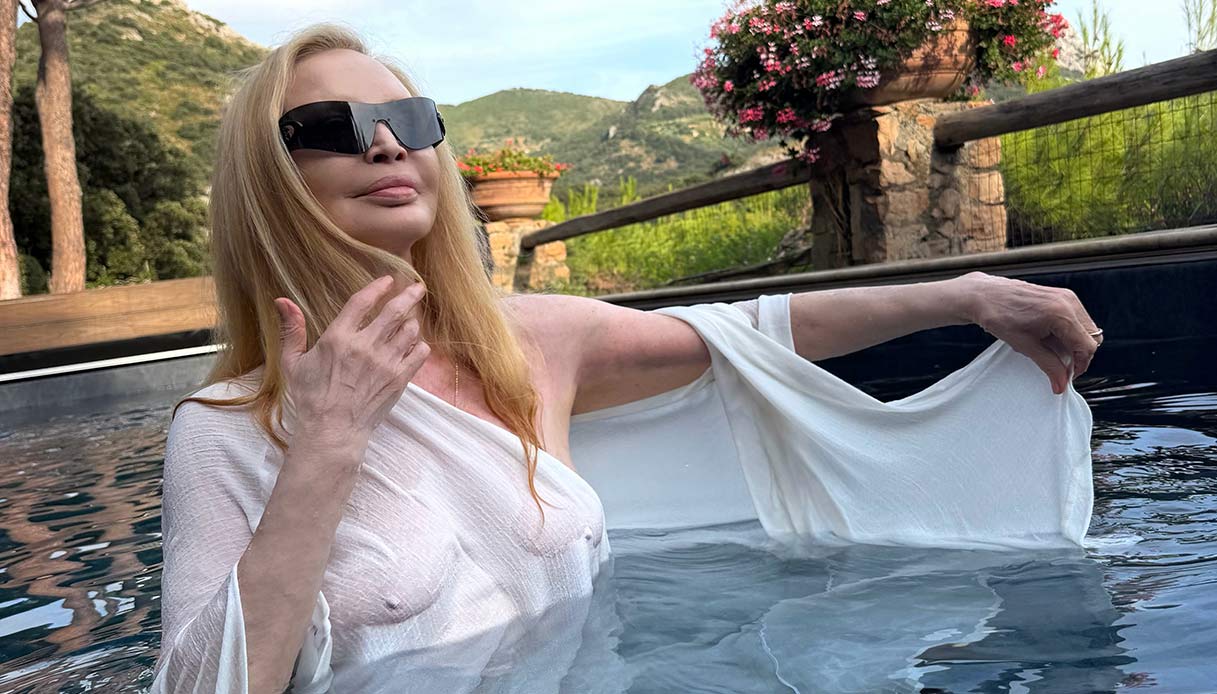 Provaci ancora Patty Pravo: il semi topless è servito a 78 anni