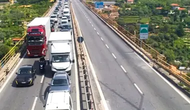 Tragedia in autostrada, muore un motociclista. Tratto chiuso per ore e lunghe code - Primocanale.it