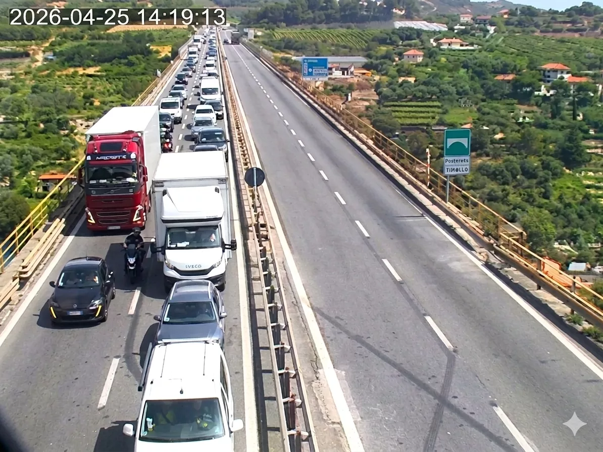 Tragedia in autostrada, muore un motociclista. Tratto chiuso per ore e lunghe code - Primocanale.it