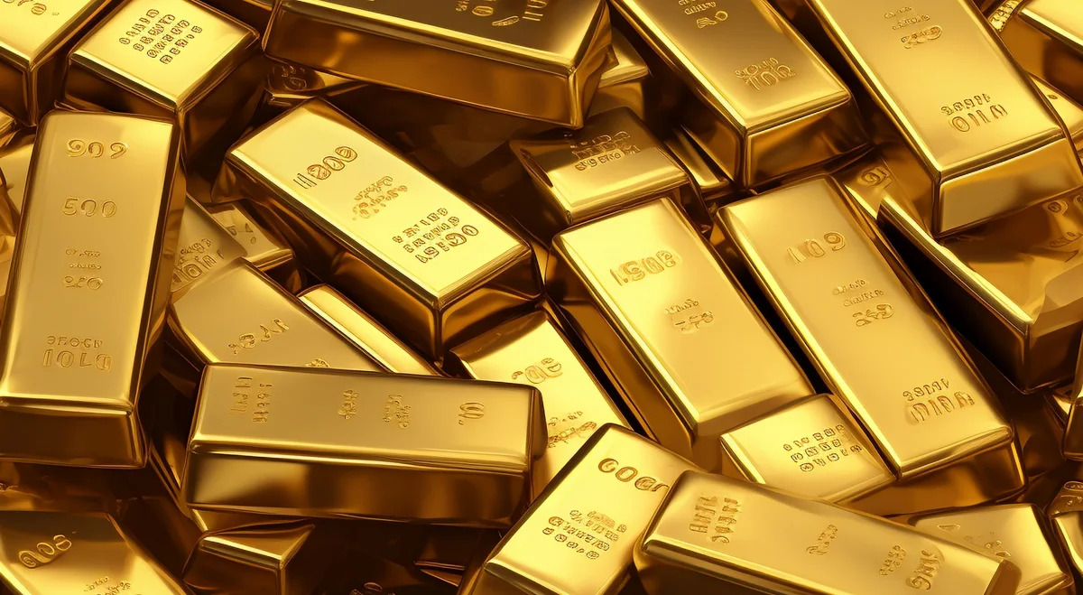 L’oro arretra mentre il dollaro si rafforza e il messaggio della Fed pesa sul mercato