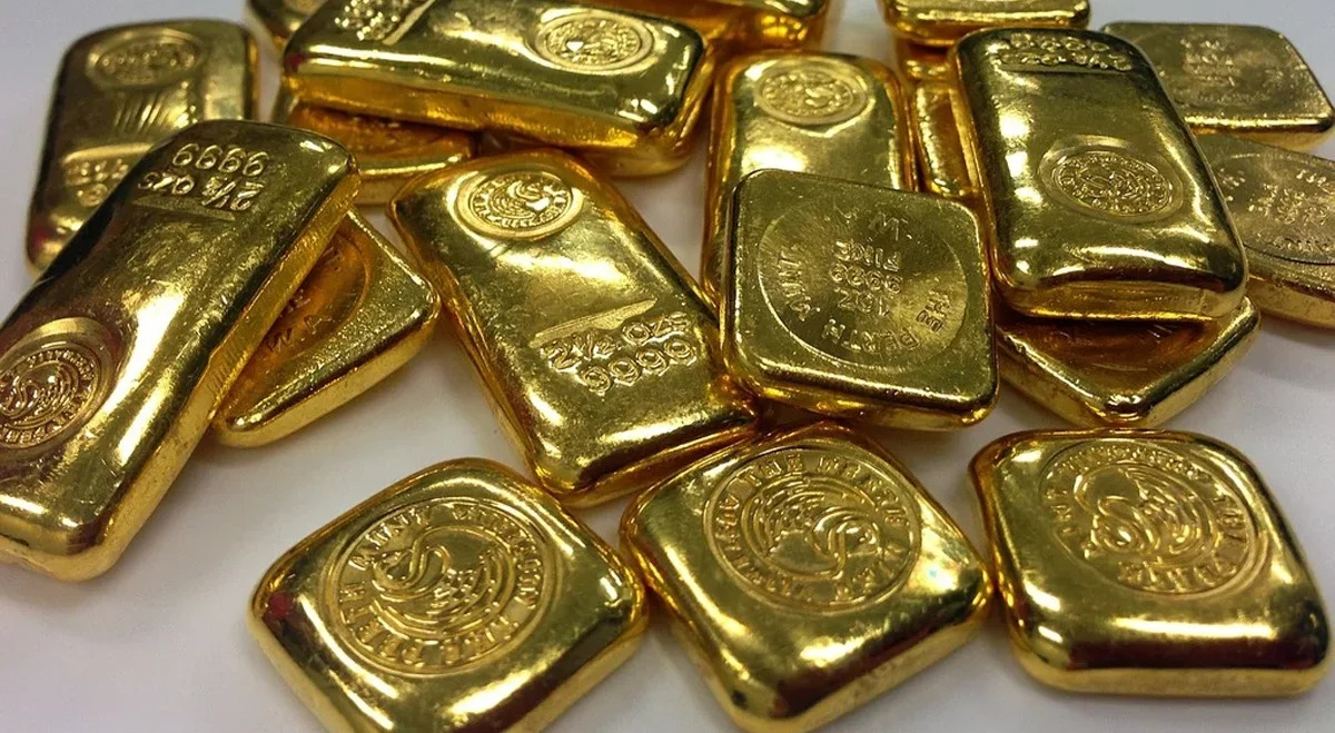 L’oro arretra mentre il rafforzamento del dollaro pesa sul metallo prezioso