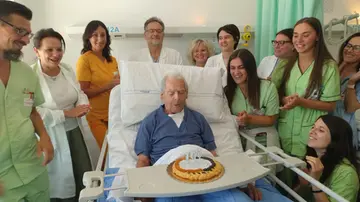 Ernesto compie 108 anni e si fa portare la torta in ospedale: “Voglio festeggiare con voi”
