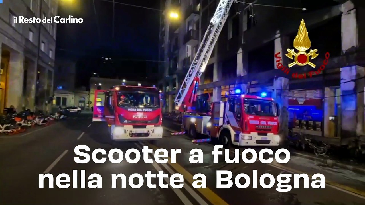 Incendio nella notte a Bologna, altri motorini bruciati. Alta colonna di fumo: palazzo evacuato, due intossicati