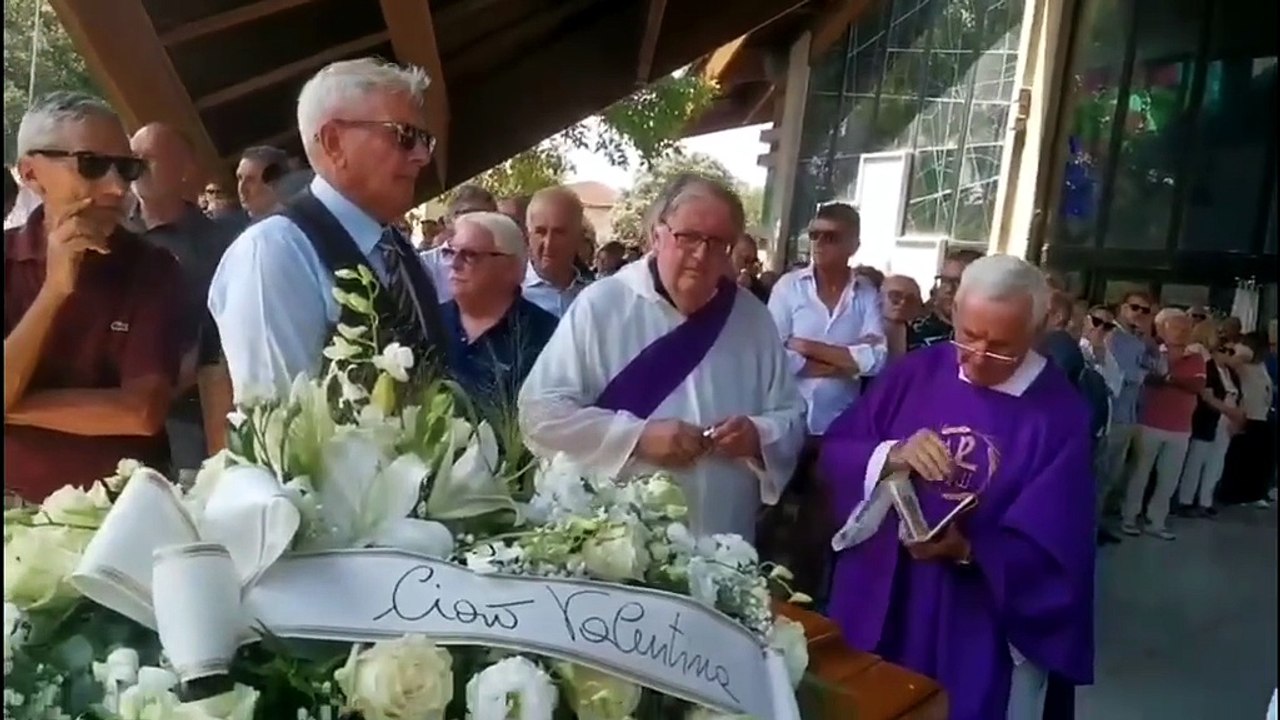 I funerali della figlia del tecnico Silvio Baldini: “Ciao Valentina”, il messaggio sul feretro. Tanta gente per l’ultimo saluto