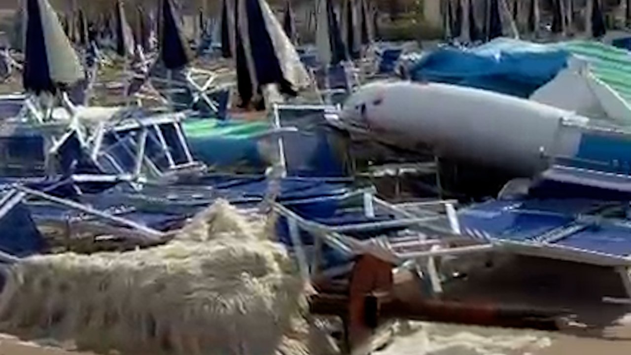 Tromba d'aria in spiaggia e grandine come noci: il violento blitz del maltempo travolge le Marche