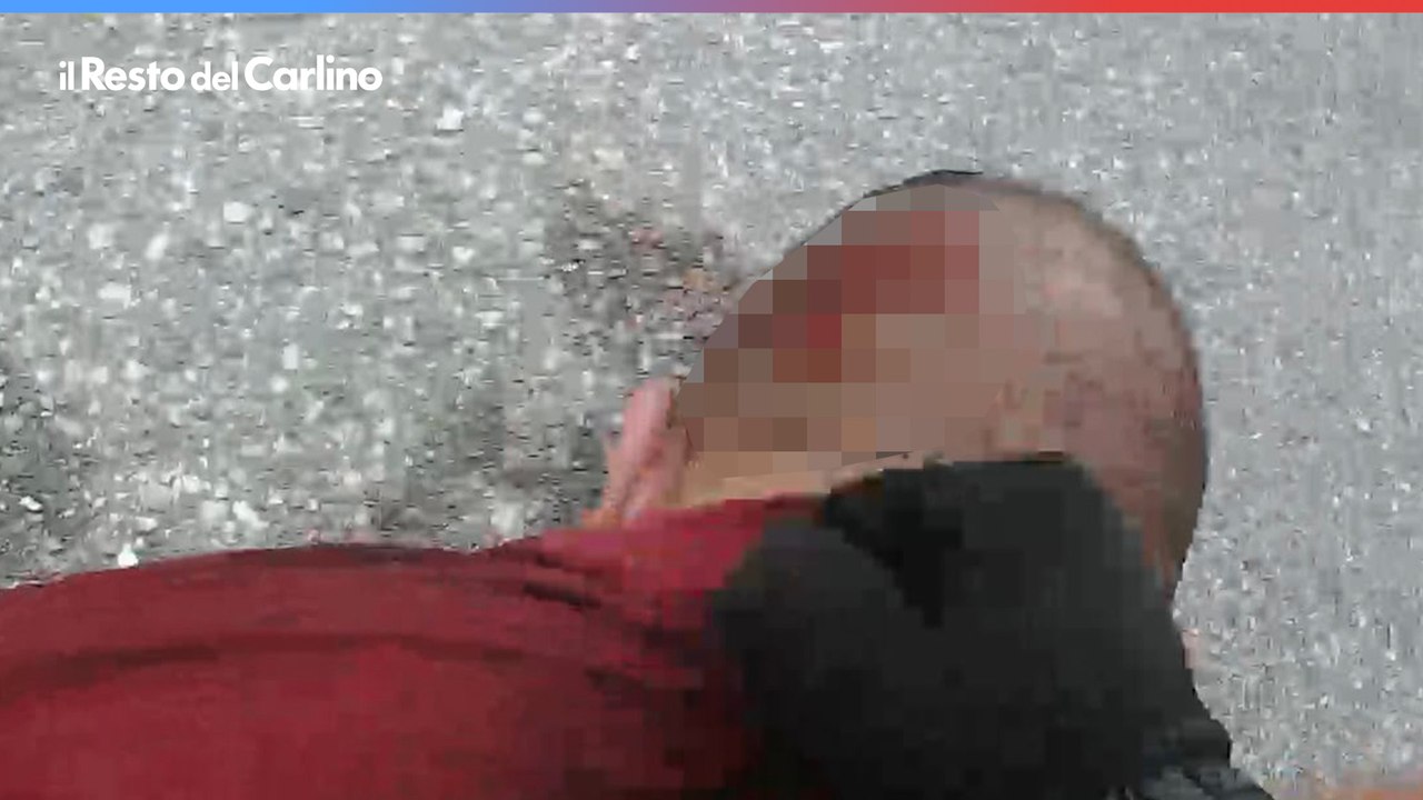 La nuca ferita, le 4 persone che aiutano i poliziotti: gli ultimi momenti di Fakir in un frame della bodycam