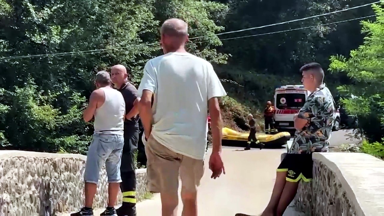 Muore annegato nel torrente: la caduta fatale e il disperato tentativo di salvataggio. Chi era la giovane vittima