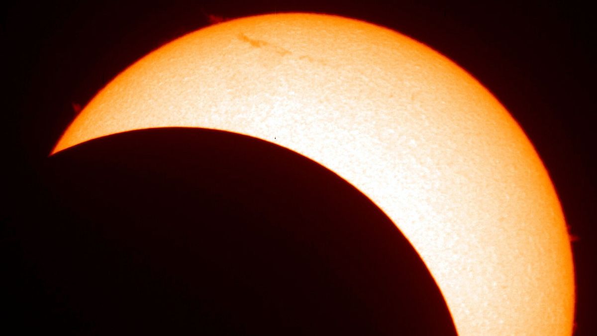 Eclissi solare, cosa succederà alla rete elettrica quando il sole si "spegnerà"