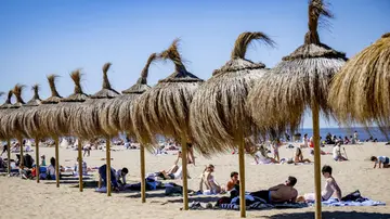 Fuga dai 40 gradi e voglia di coolcation, sempre più italiani sulle spiagge de L’Aia. “Boom di turisti nel Mare del Nord”