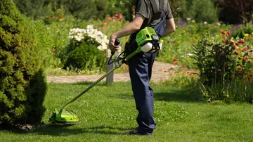 Giardiniere stroncato da un malore mentre è al lavoro: aveva 46 anni