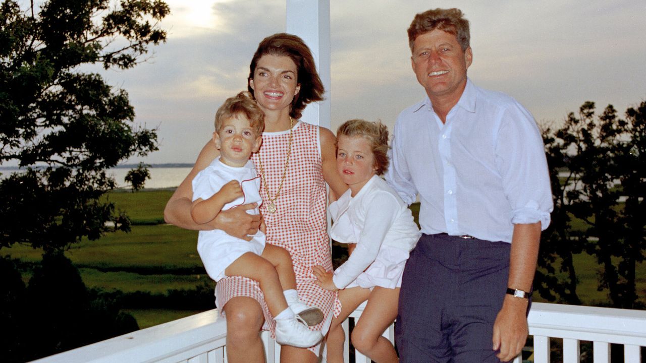 I look estivi più memorabili del clan Kennedy: da JFK Jr. a Carolyn Bessette, passando per Jackie
