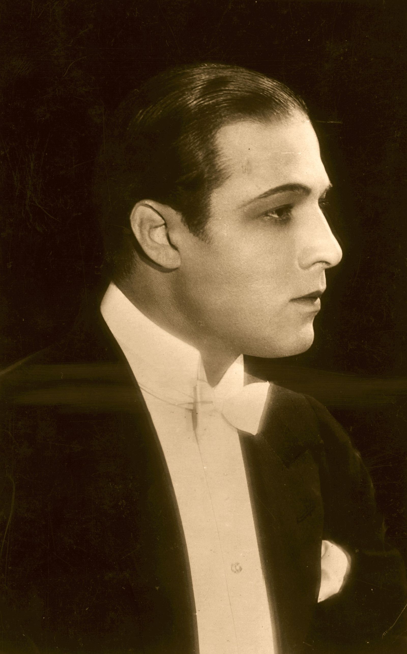 circa 1922 Rudolph Valentino the screen name of Rodolpho d'Antonguolla the ItalianAmerican leading man and great...