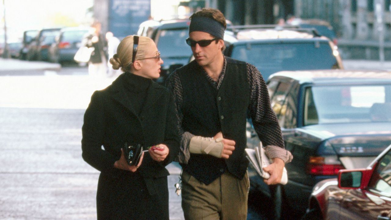 Jeans bootcut di Carolyn Bessette, la tendenza effortless chic anni 90