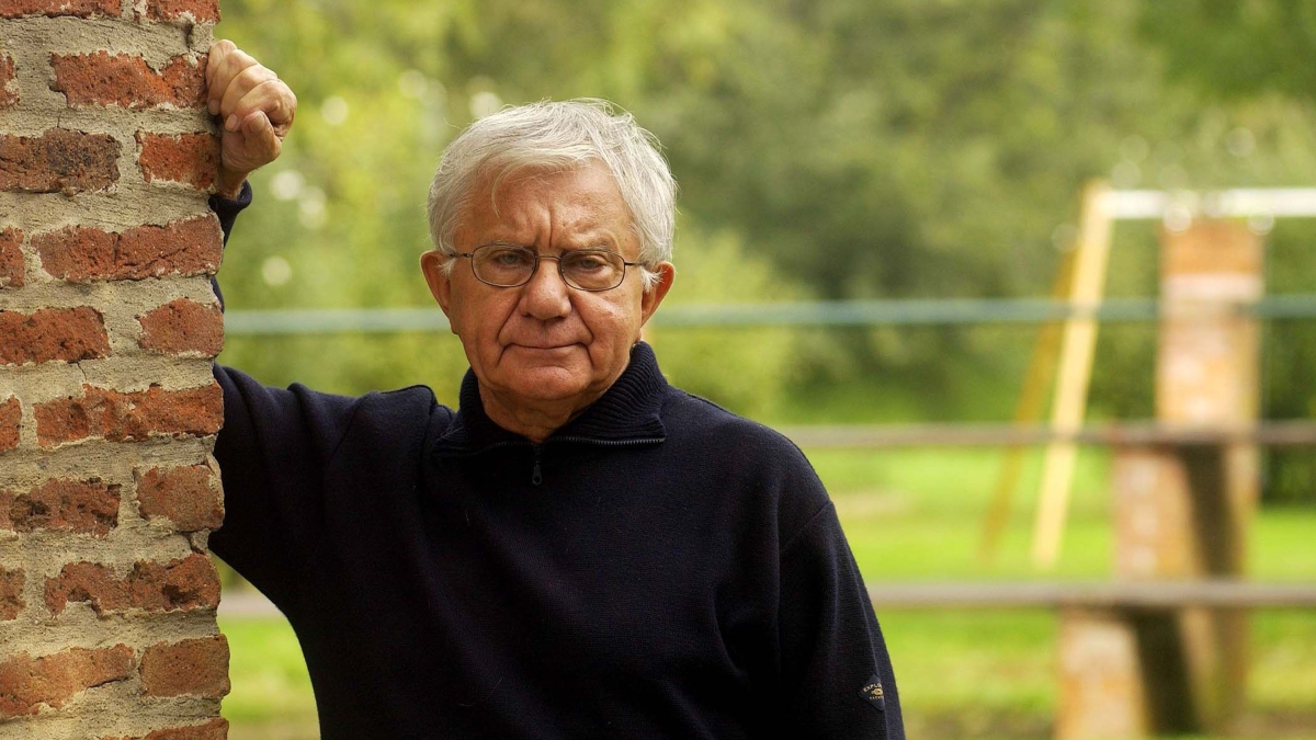 A Milano l'ultimo saluto a don Mazzi: la bara con sopra un girasole, gli applausi in chiesa, i fiori dei Pooh. Il sindaco: «Era un grande educatore». Lele Mora: «Per me era un secondo padre»