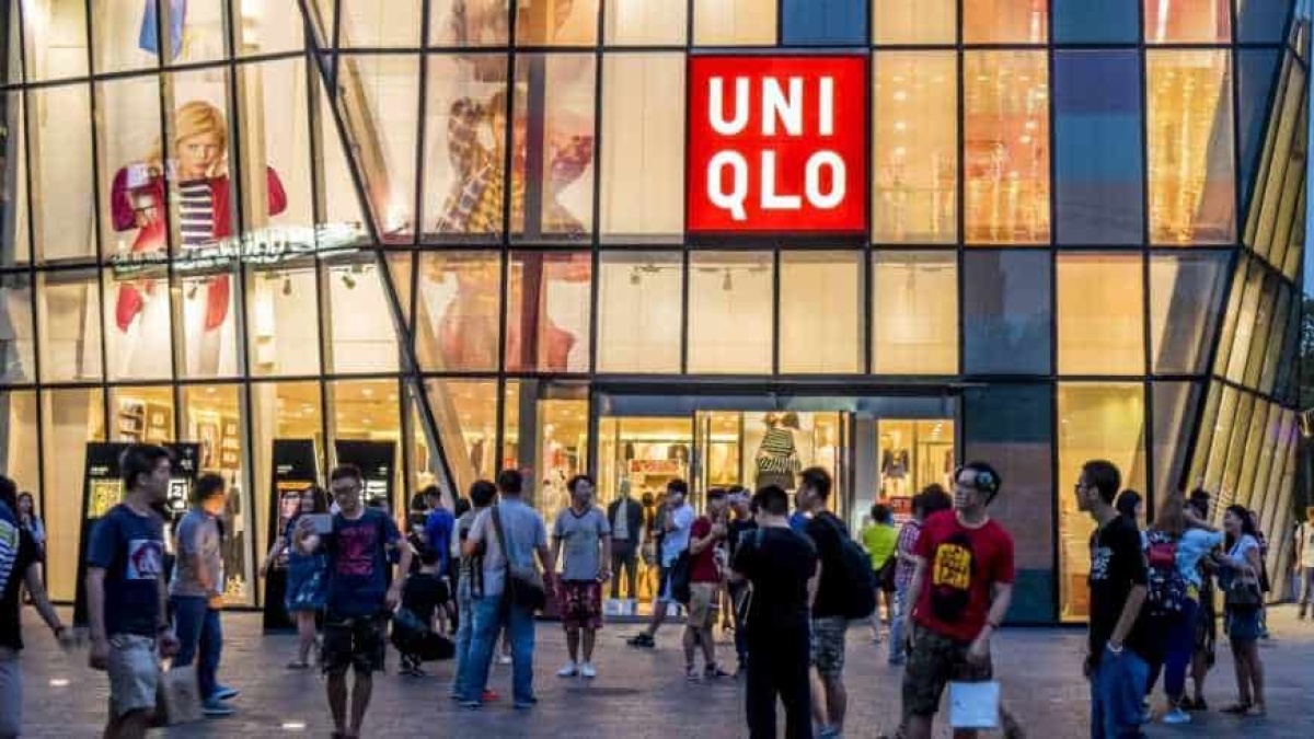 Uniqlo, il successo spiegato: la ricetta del basic «ricercato» e perché continua a crescere, soprattutto in Europa