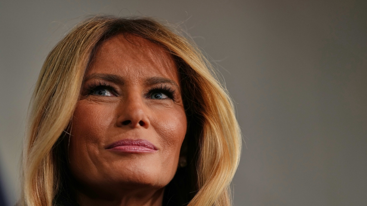 Melania Trump, first lady quasi invisibile. E tra i Democratici c'è chi ironizza: «Il presidente vuole solo viaggiare con la sua assistente Natalie Harp»