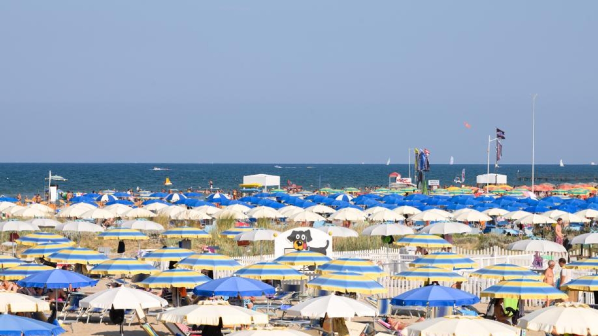 Milano, sette giorni di vacanza per una famiglia costano in media 2.325 euro: «Il 10% di persone in più rispetto al 2025 deve rinunciare»