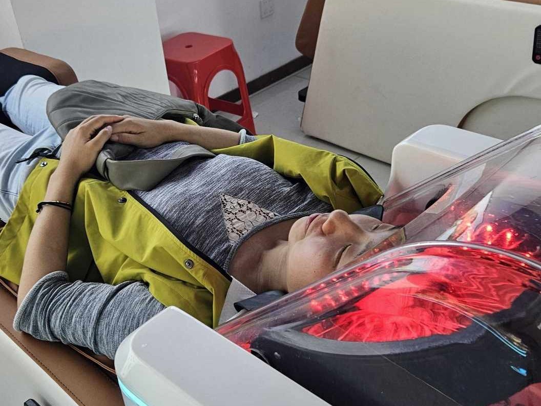 Un robot barbiere cinese taglia i capelli con grande precisione (ma non sta ad ascoltare le vostre chiacchiere).
