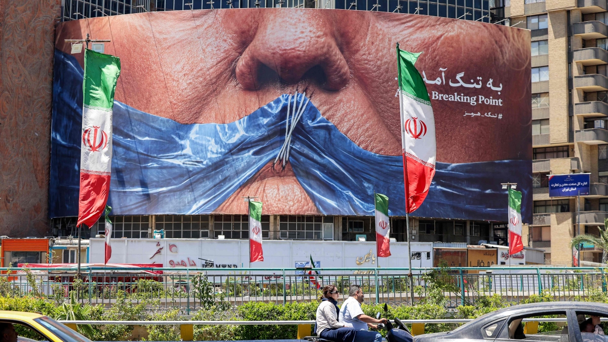 Guerra Usa-Iran, le notizie in diretta | Nave colpita da proiettile a Hormuz, un ferito. Teheran: «Lo Stretto resta chiuso». E Trump minaccia l'Oman. Kushner: «Inizio del disarmo di Hamas entro un mese»