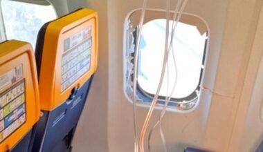 Incidente Ryanair, il rapporto Usa: la pala del motore ha ceduto per una parziale usura, così è saltato il finestrino