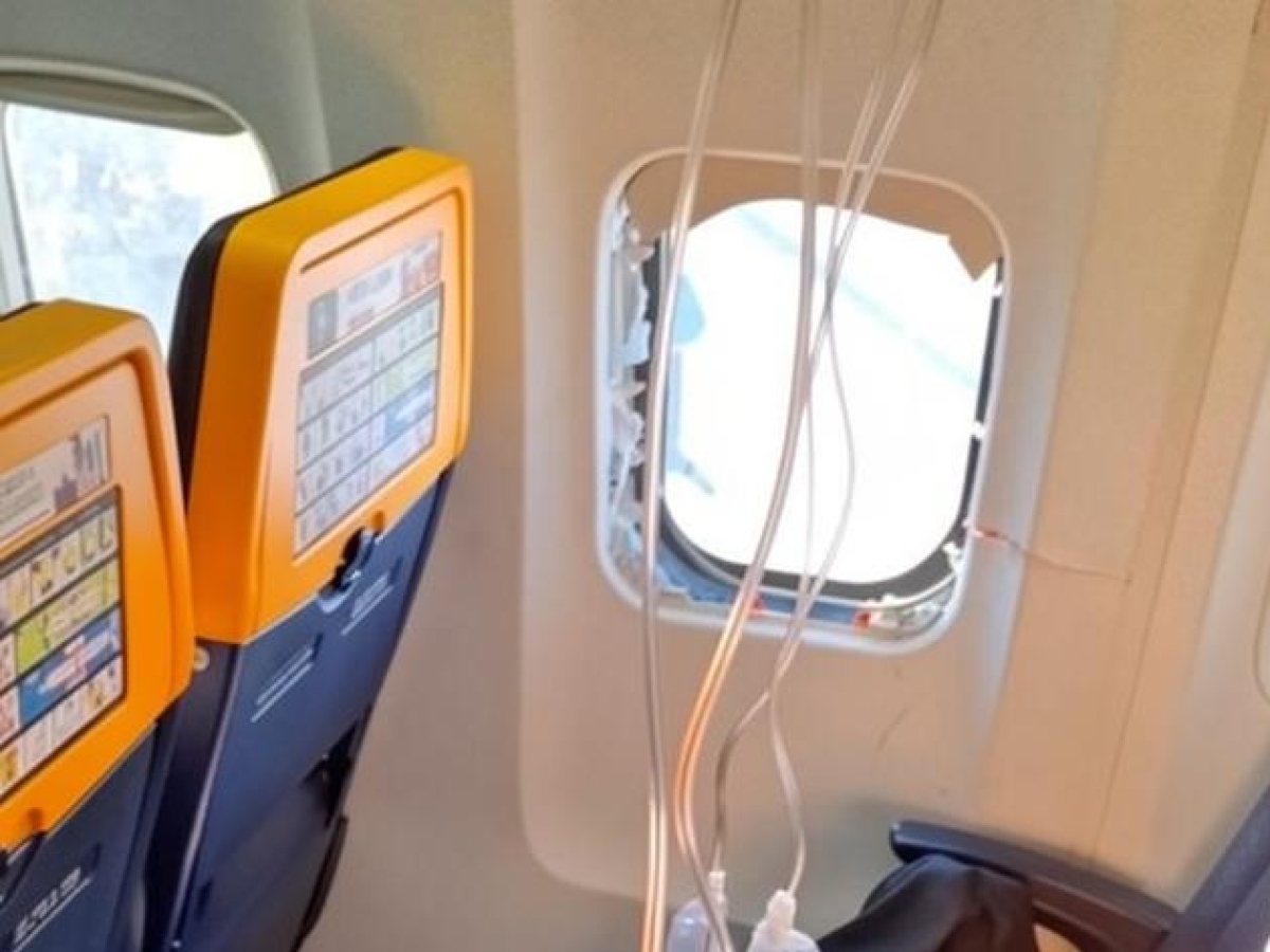 Incidente Ryanair, il rapporto Usa: la pala del motore ha ceduto per una parziale usura, così è saltato il finestrino