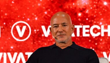 Liverpool, Bezos nel consorzio che ha comprato il 30% del club per 1,64 miliardi di eur
