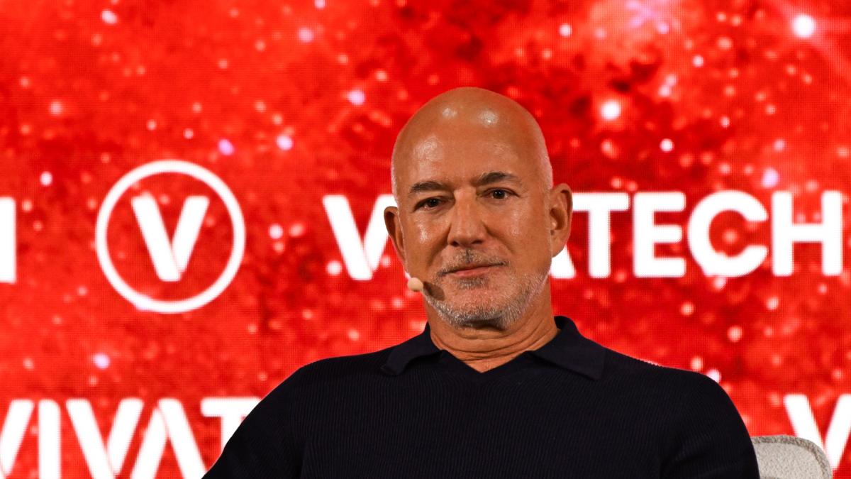 Liverpool, Bezos nel consorzio che ha comprato il 30% del club per 1,64 miliardi di eur