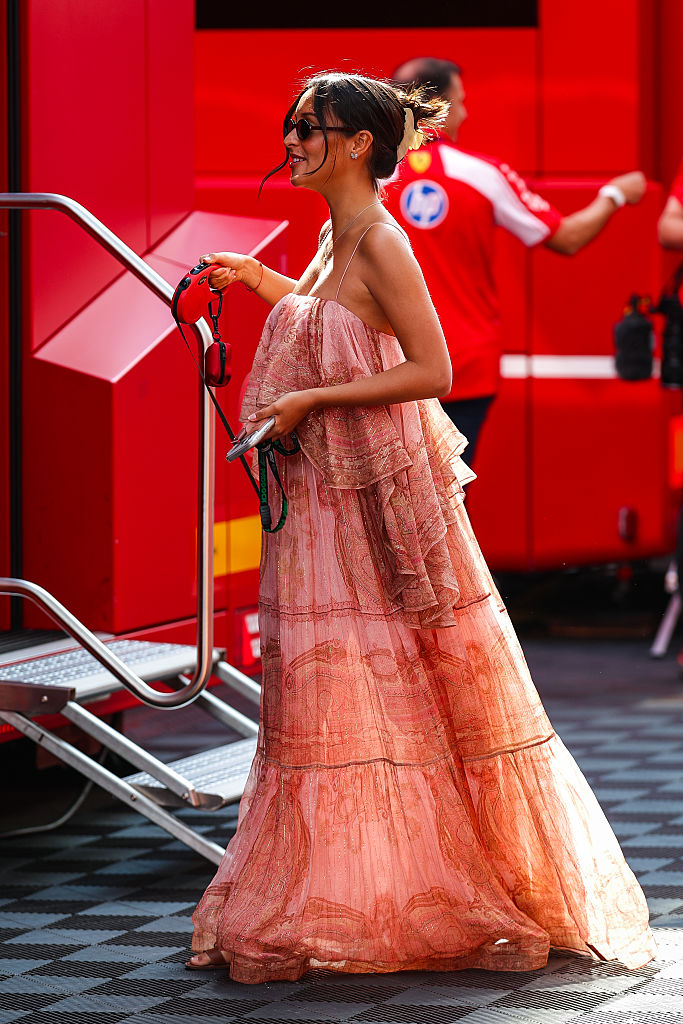 Alexandra Leclerc e la tendenza inaspettata: il mollettone tra i capelli nel paddock in Ungheria