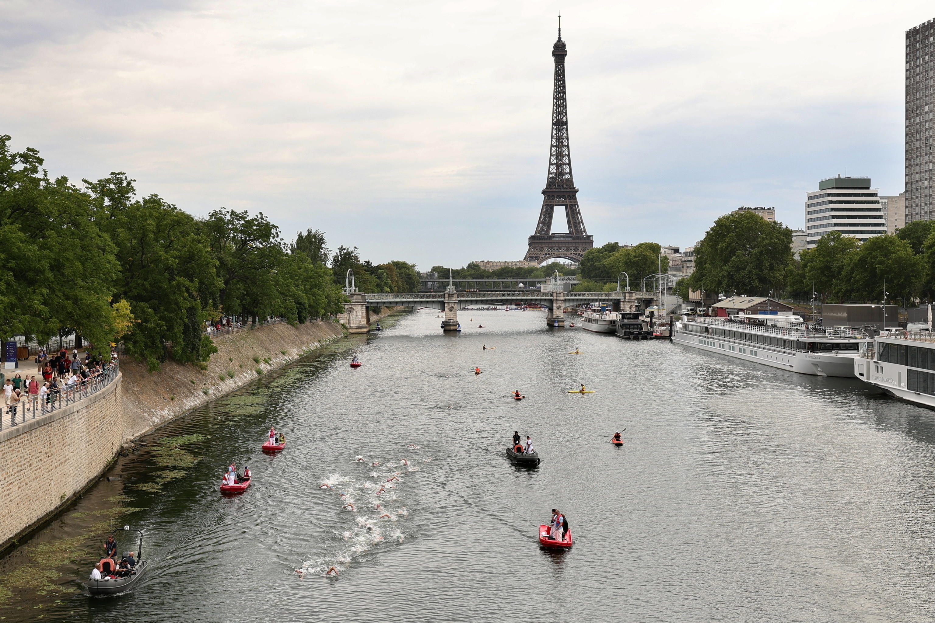 epa13149492 Swimmers compete in the Men's 10km of the Open Water at the European Aquatics Championships in Paris, France, 04 August 2026. EPA/TERESA SUAREZ