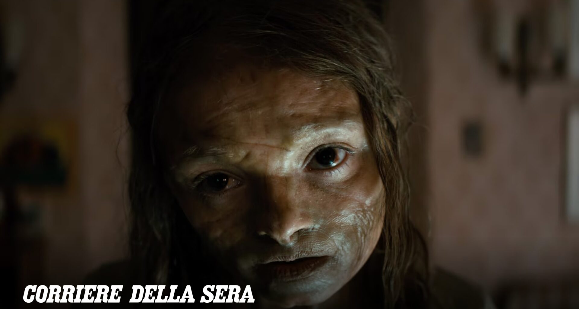I poster del film horror «Lee Cronin – La mummia» vietati nella metropolitana di Londra: sono troppo realistici