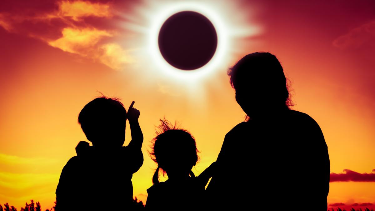 Eclissi solare 12 agosto: perché usare solo appositi occhialini