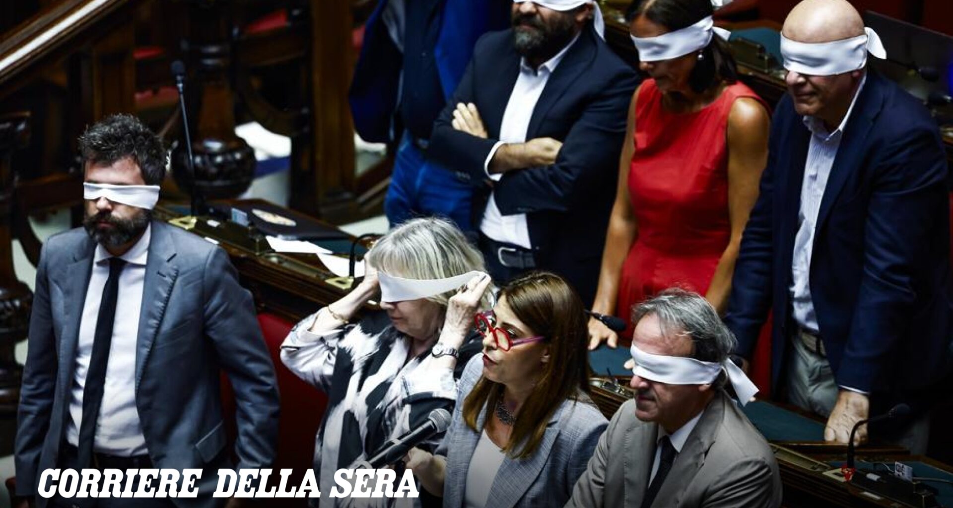 No all'uso delle chat di Delmastro: deputati bendati e telefonini al cielo, in Parlamento un giorno da corrida